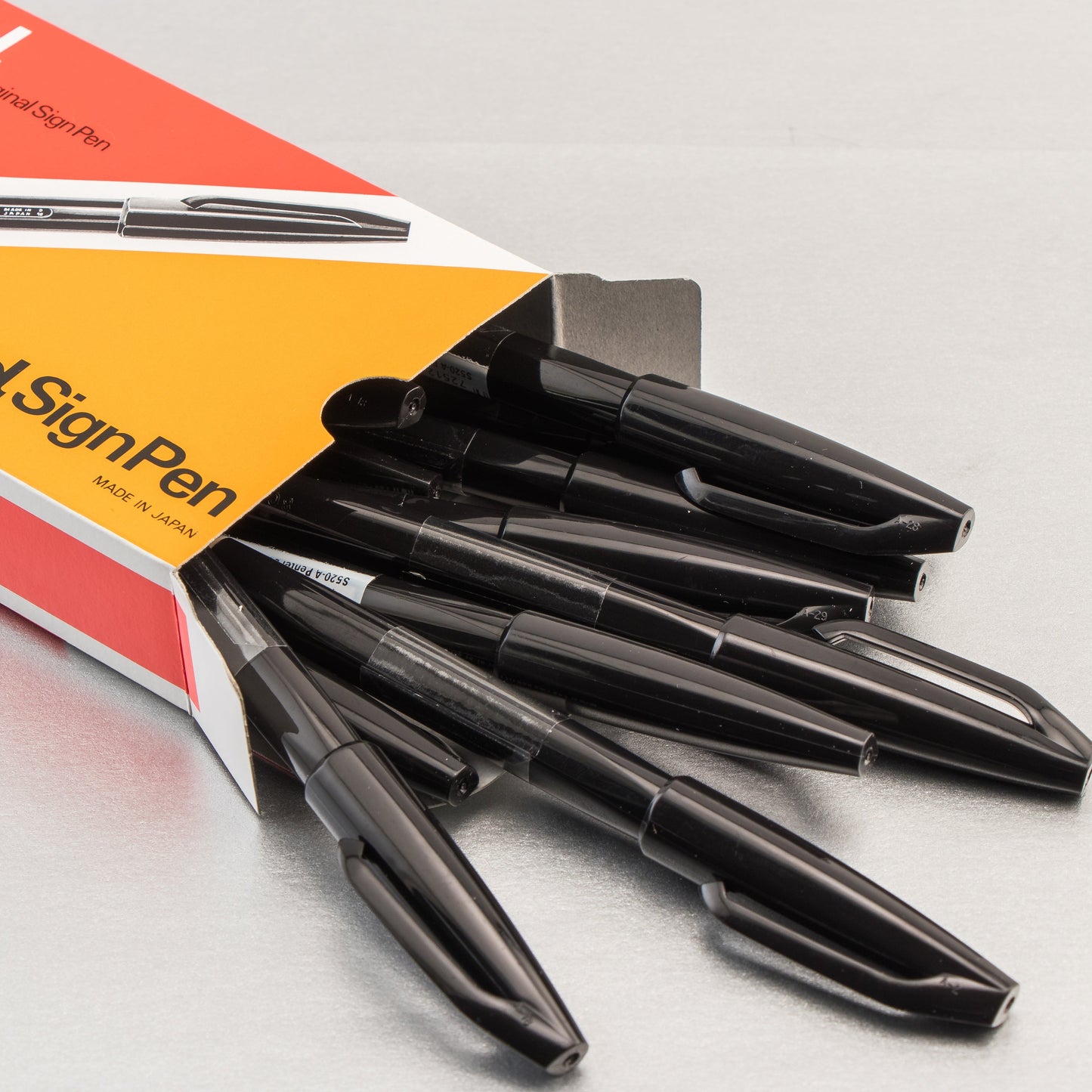 Pentel Arts Sign Pen Fiber-Tipped Pen, Black Ink (S520-A)